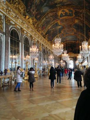 Galeria dos Espelhos (Galerie des Glaces). Louis XIV destruiu seis cômodos dos apartamentos do rei e da rainha para criar esta galeria que deveria imortalizar a glória do soberano.